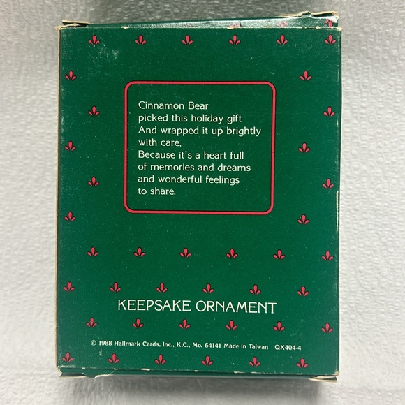 1988 Hallmark Keepsake Ornament Cinnamon Bear.(6th in the Porcelain Bear Series) - Picture 2 of 8